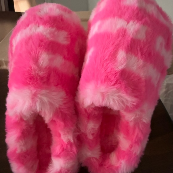 NWT SKIMS valentines Lana del Rey fluffy slippers size 6 - Picture 3 of 6